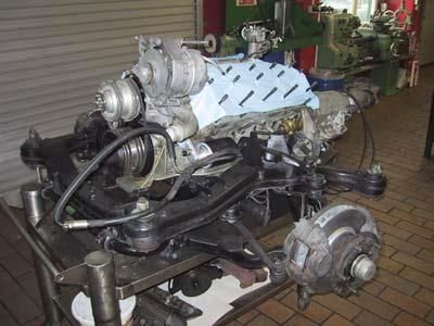 Ein Automotor steht auf einem Metallgestell in einer Garage.