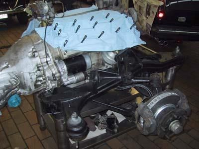 Auf einem Tisch steht ein Automotor, darauf liegt ein blaues Handtuch.