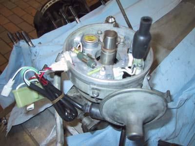 Ein Vergaser liegt auf einem blauen Tuch auf einem Tisch.