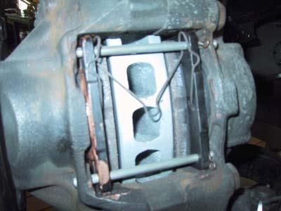 Eine Nahaufnahme von einem Bremssattel an einem Auto