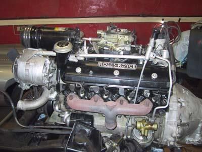 In einer Garage wird an einem Rolls-Royce-Motor gearbeitet