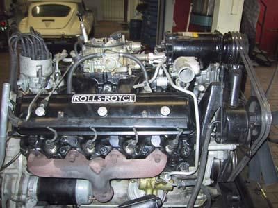 Ein Rolls-Royce-Motor steht in einer Garage