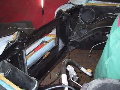 In einer Garage wird an einem schwarzen Auto gearbeitet