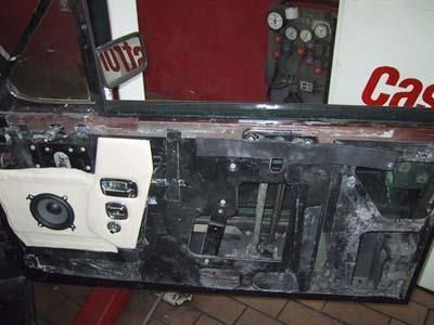 Das Innere eines Autos mit einem Gasschild im Hintergrund