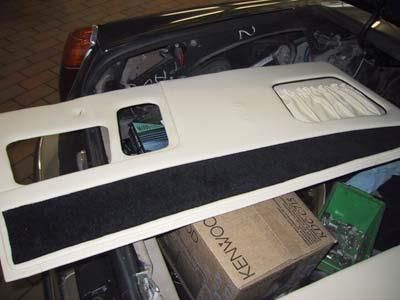 Auf dem Rücksitz eines Autos steht eine Kenwood-Box.