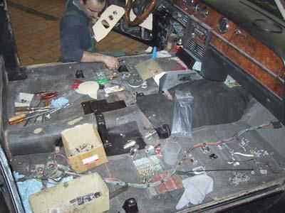 Ein Mann arbeitet an der Innenausstattung eines Autos.