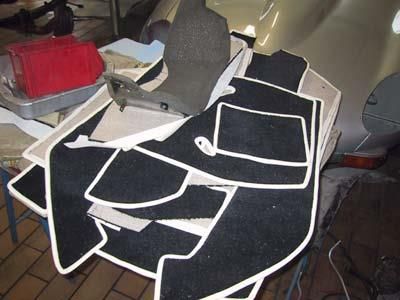 Ein Haufen schwarz-weißer Teppichstücke auf einem Tisch