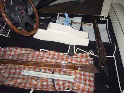 Ein Holzlenkrad liegt auf dem Boden eines Autos