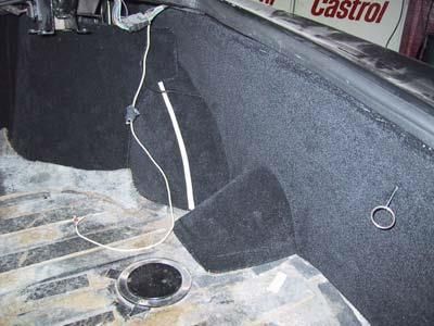 Das Innere eines Autos mit einem Castrol-Schild im Hintergrund