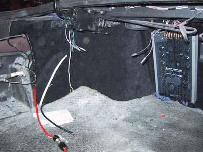 Ein Auto, aus dem viele Kabel herauskommen.