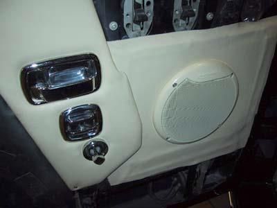 Eine Autotür mit einem Lautsprecher und einem Licht darauf.