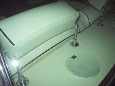 Auf der Rückseite des Bootes befindet sich ein Lautsprecher.