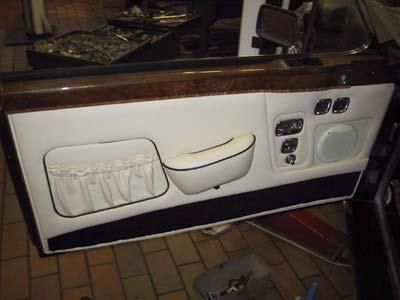 Eine Autotür mit einem Lautsprecher und einer Tasche darauf