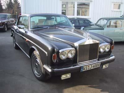 Ein schwarzer Rolls Royce steht vor einem Gebäude