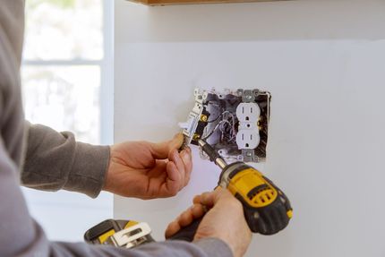Travaux sur une prise électrique