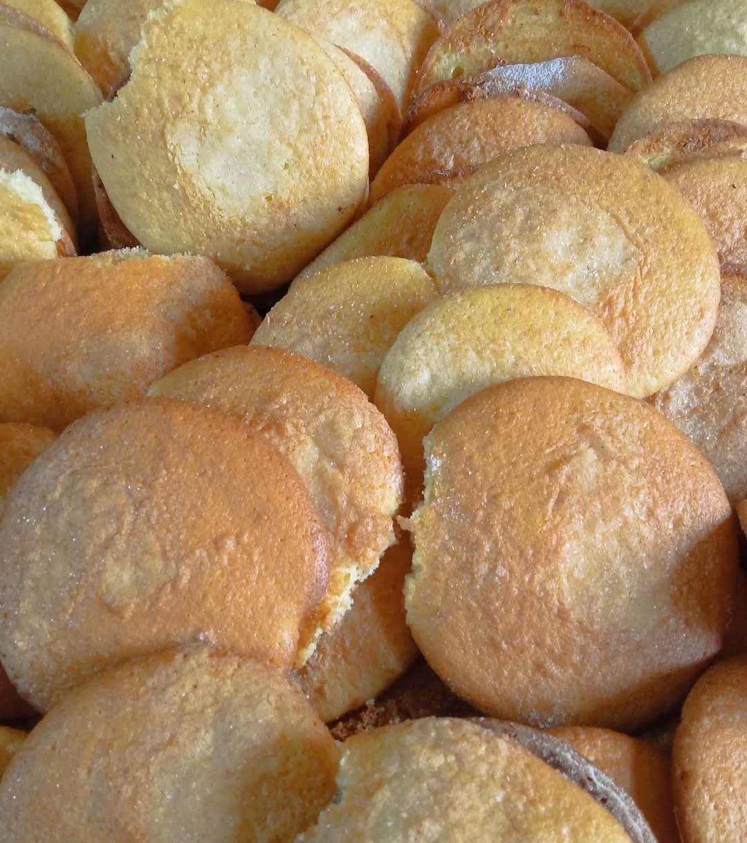 Vista en primer plano, desde arriba, de una pila de galletas redondas de color marrón dorado.