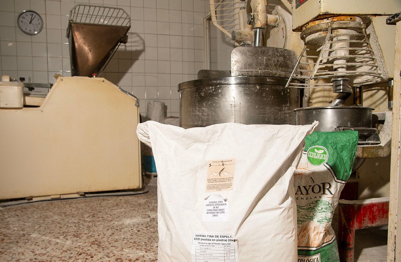 Primer plano de varias baguettes rústicas de color marrón dorado, espolvoreadas con harina.