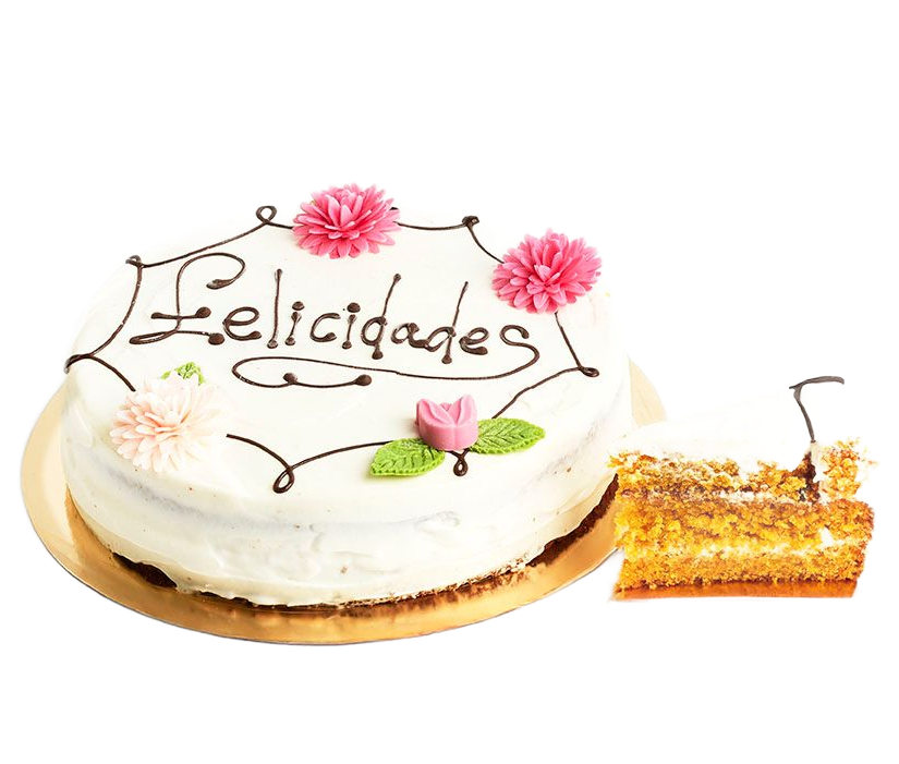 Tarta de cumpleaños blanca glaseada con flores rosas y una porción recortada, sobre un fondo blanco.