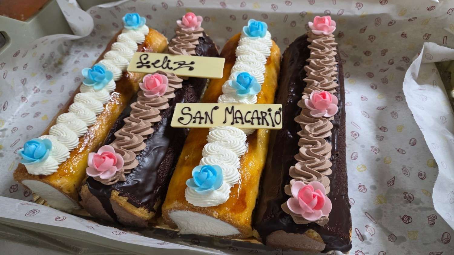 Tres panes redondos de color marrón dorado, colocados en una cesta tejida y forrada con arpillera.