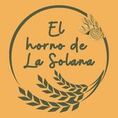 Logotipo de "El horno de La Solana" con texto verde oscuro y espigas de trigo en un marco circular sobre un fondo naranja.