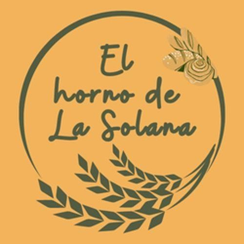 Logotipo de "El horno de La Solana" con texto verde oscuro y espigas de trigo en un marco circular sobre un fondo naranja.