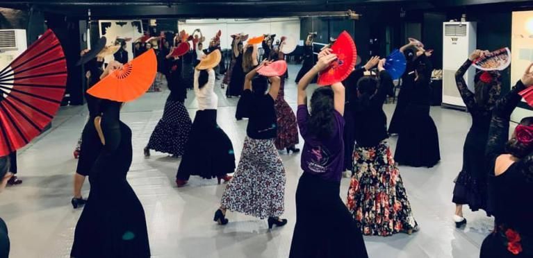 Un grupo de mujeres baila flamenco en un estudio de baile.