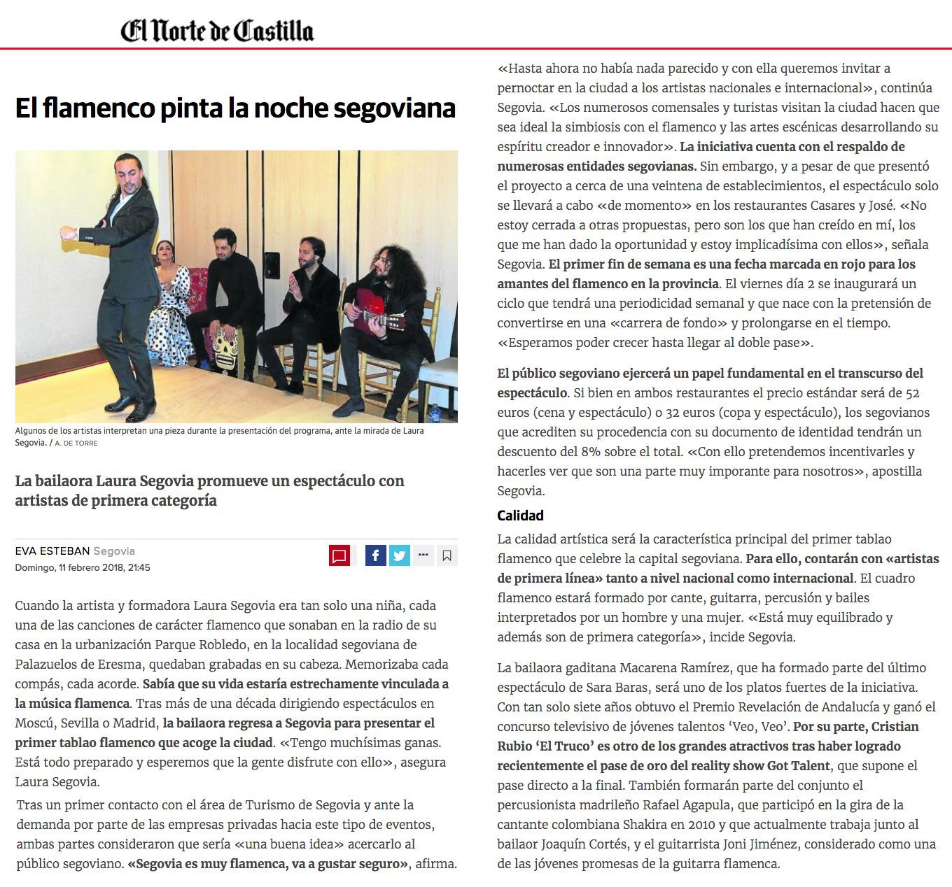 Un hombre está de pie frente a un grupo de personas sentadas en sillas.