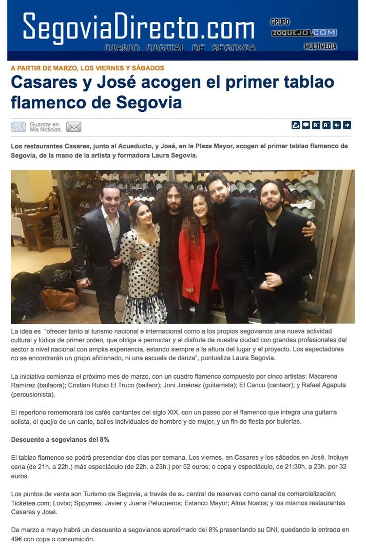 Un grupo de personas están de pie una al lado de la otra en una habitación.