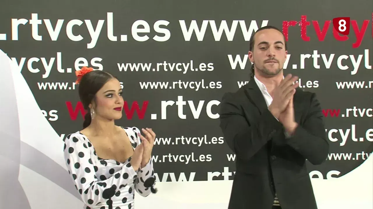 Un hombre y una mujer aplauden frente a una pared que dice www.rtvcyl.es