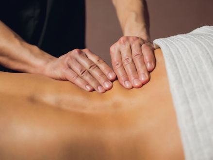 Una mujer está recibiendo un masaje de un hombre en un spa.