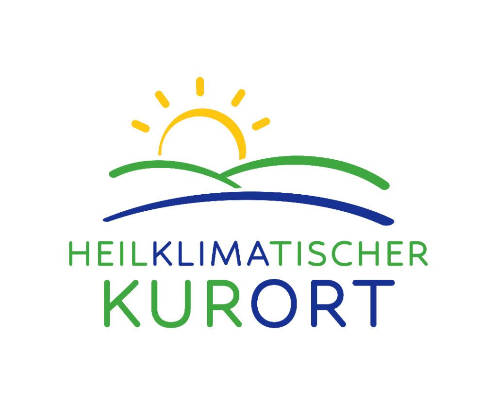 Logo für einen Kurort mit einer gelben Sonne über grünen Hügeln und einer blauen Linie, mit dem Text 