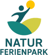 Logo mit einer stilisierten Figur, die nach einer gelben Sonne über zwei sich überlappenden grünen Hügeln greift, mit dem Text NATUR FERIENPARK.