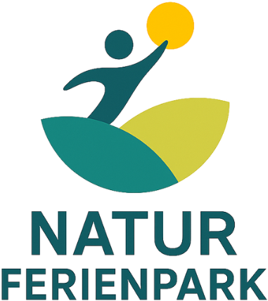 Logo mit einer stilisierten Figur, die nach einer gelben Sonne über zwei sich überlappenden grünen Hügeln greift, mit dem Text NATUR FERIENPARK.