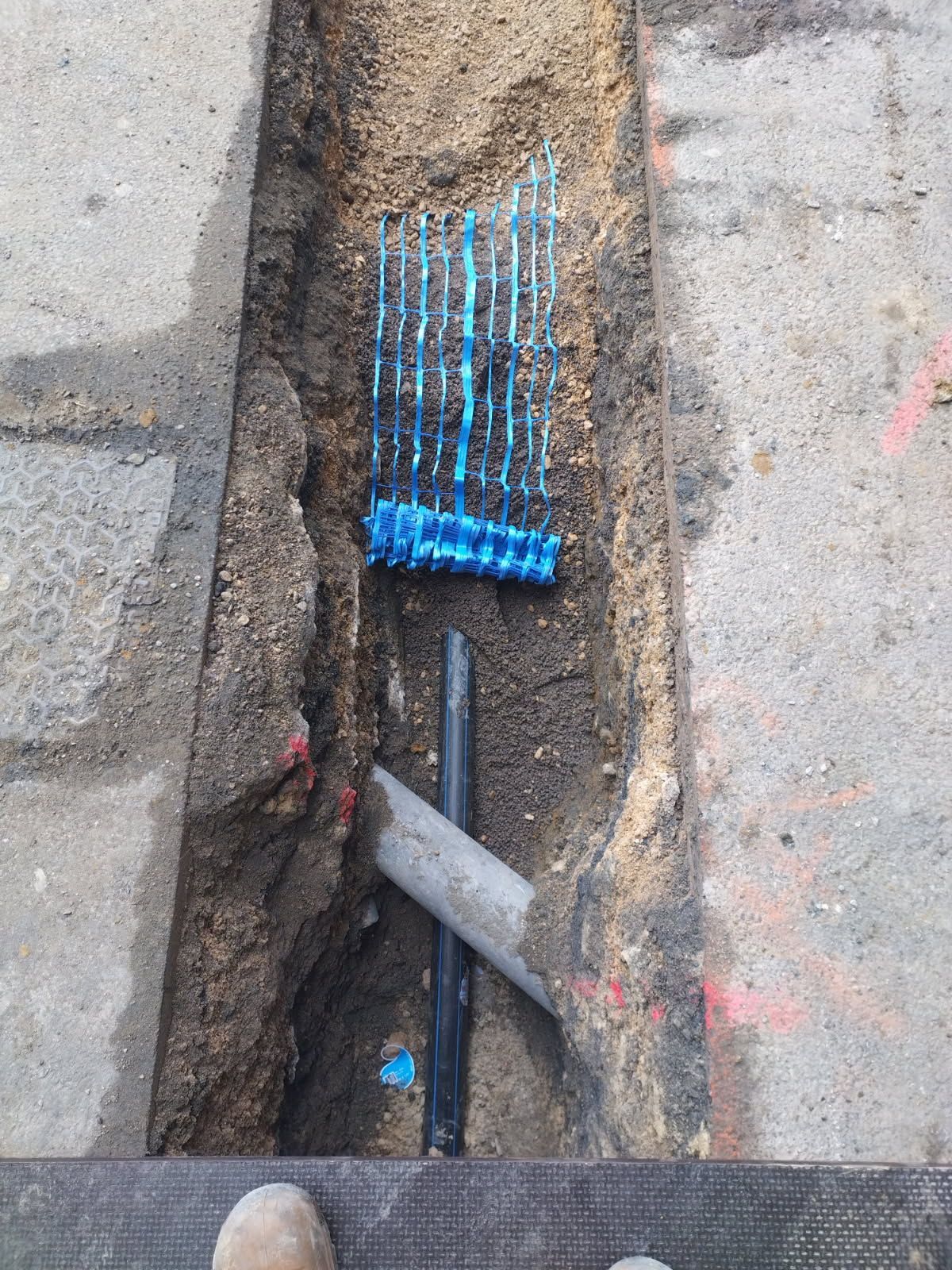 Tranchée ouverte pour accès tuyaux