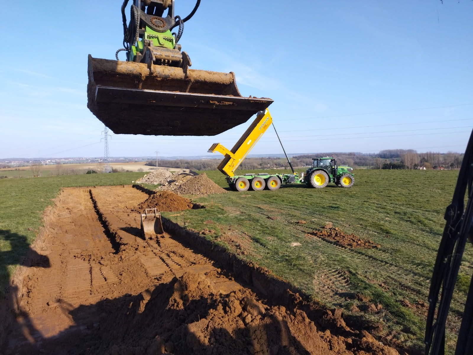 Terrain creusé avec une grande pelle