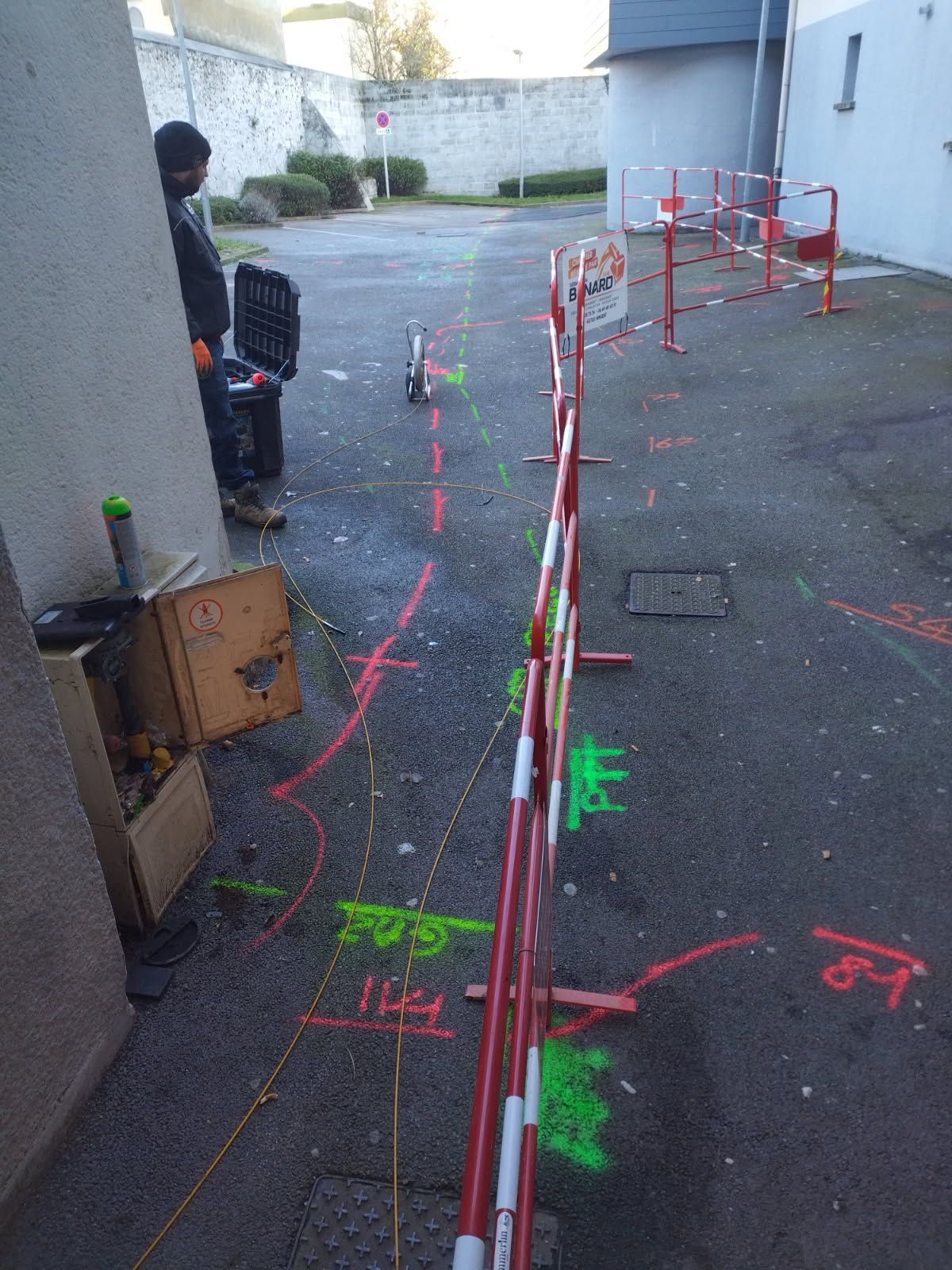 Barrière placée pour travaux en milieu urbain