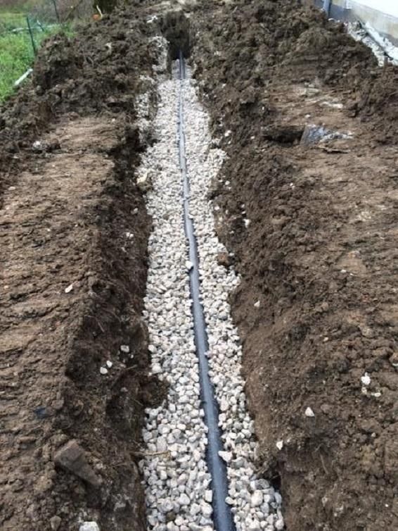 Tranchée avec canalisation et gravier
