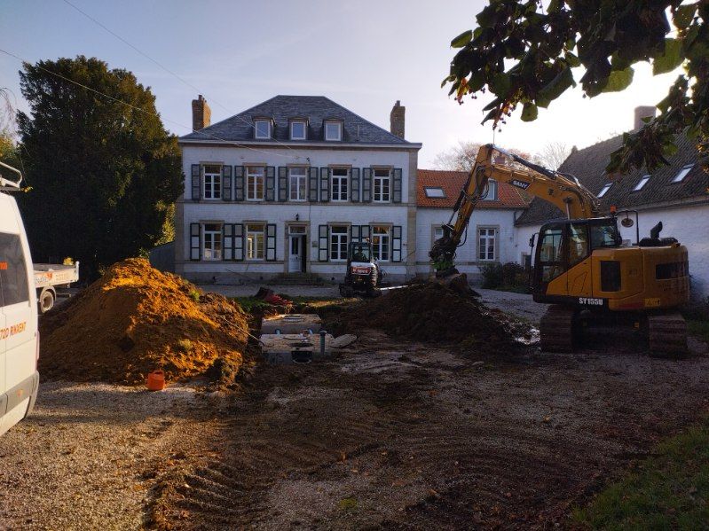 Travaux devant une grande maison