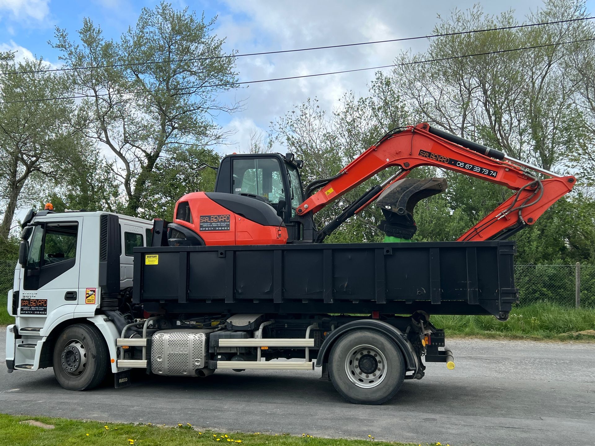 Mini-pelle dans une remorque