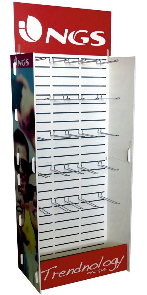 Un expositor con un cartel rojo que dice ngs trendology