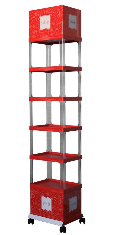 Una pila de estantes rojos con ruedas sobre un fondo blanco.