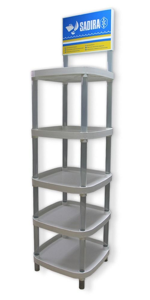 Un estante con un cartel que dice svora.