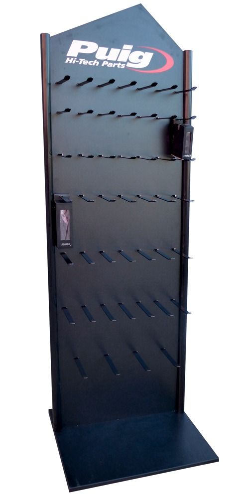 Un expositor negro con la palabra puig.