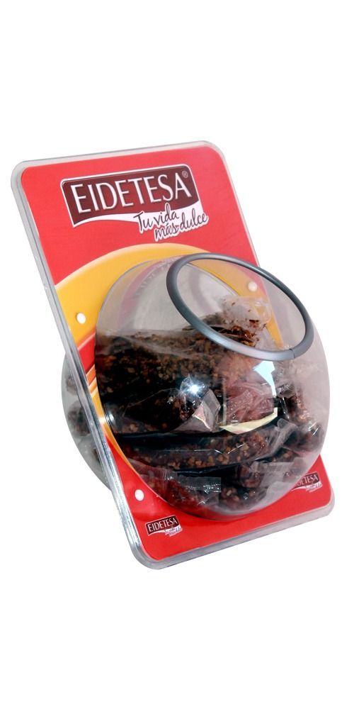 Un paquete de comida con un recipiente de vidrio encima.