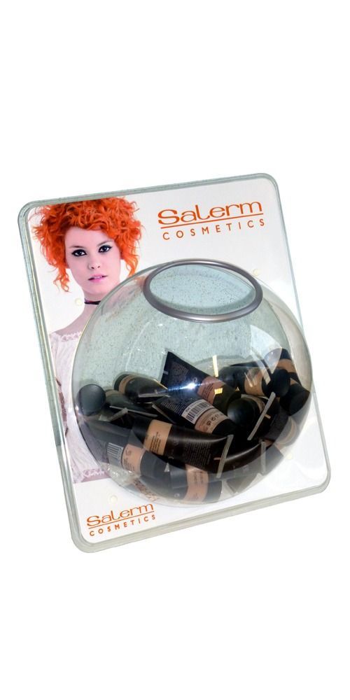 Una mujer pelirroja está parada junto a un recipiente de vidrio lleno de extensiones de cabello.