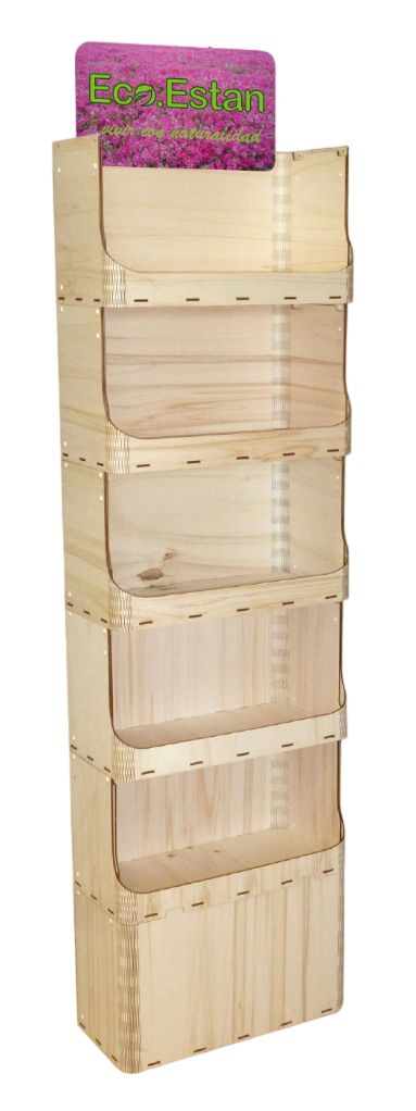 Un estante de madera con un cartel morado encima.