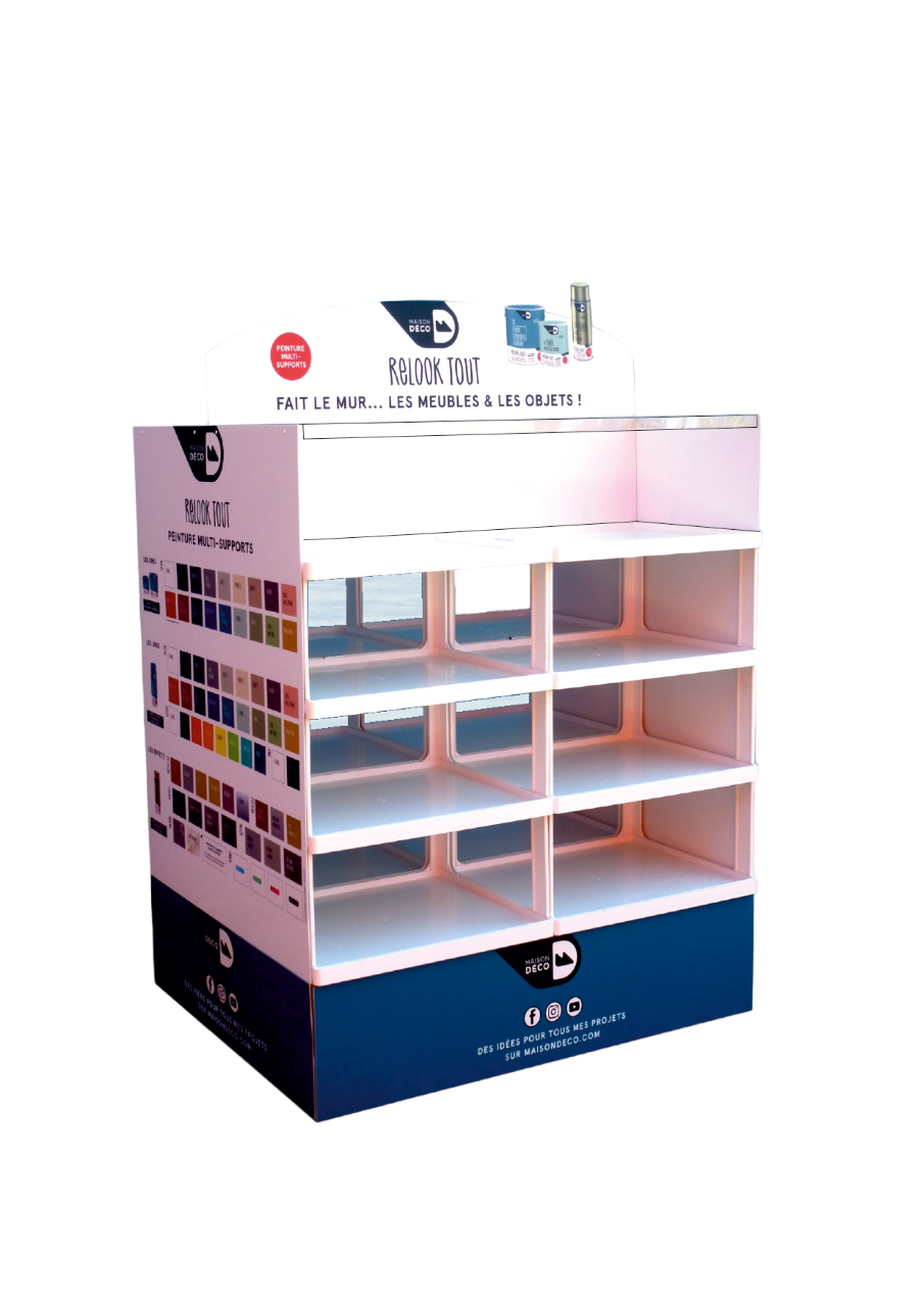 Un expositor de cartón con estantes y un logotipo en él.