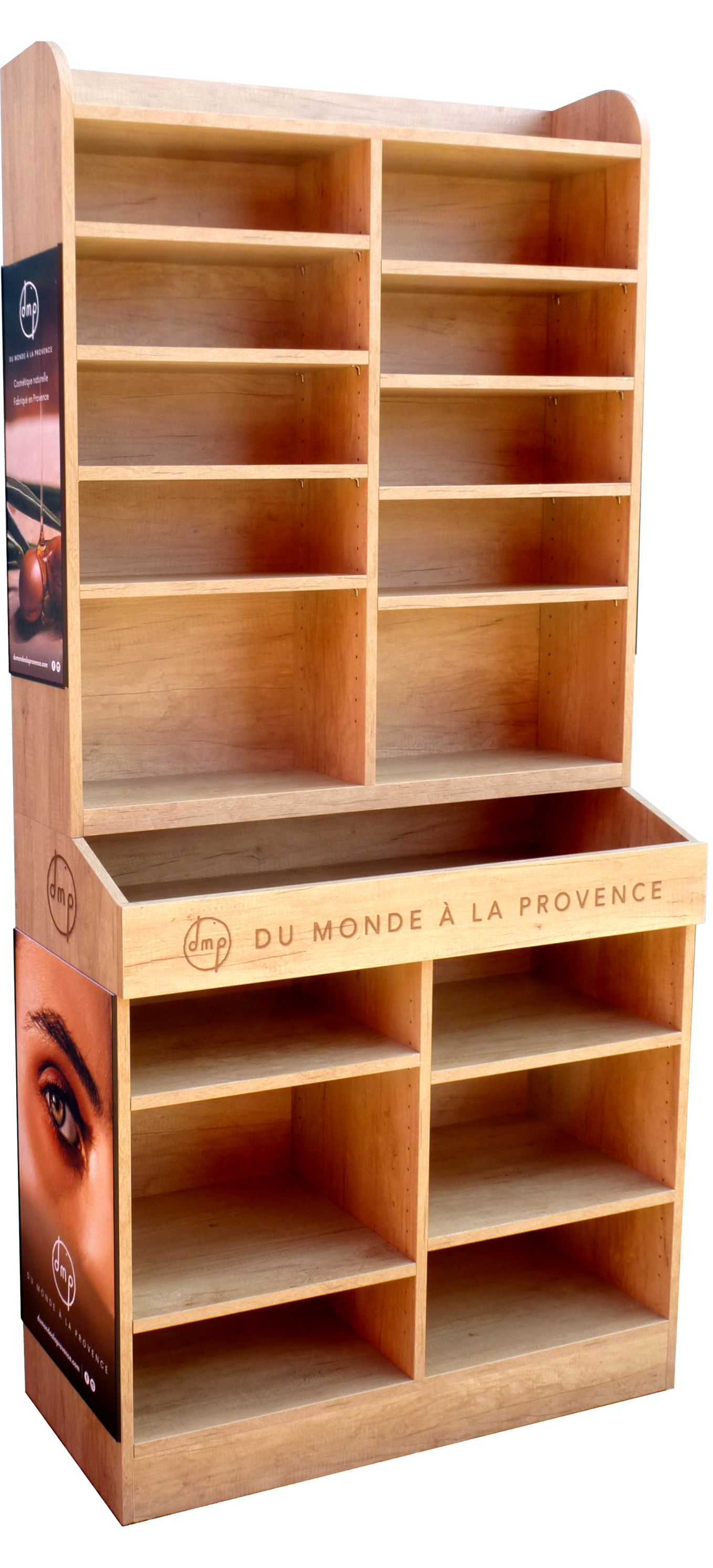 Un estante de madera con una imagen del rostro de una mujer.