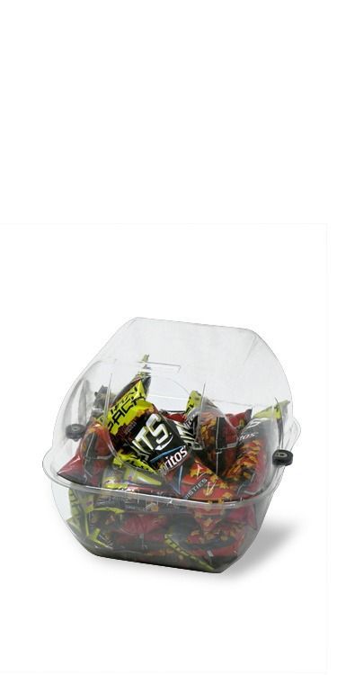 Un recipiente de plástico transparente lleno de dulces sobre un fondo blanco.