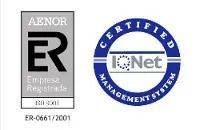 Hay dos logotipos sobre un fondo blanco, uno de los cuales es un sistema de gestión certificado.